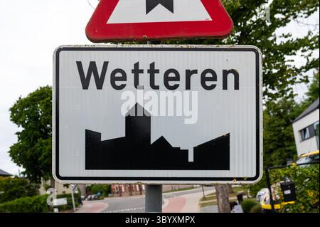 Cartello stradale per la città di Wetteren, Fiandre Orientali, Belgio, 5 luglio 2025 Foto Stock