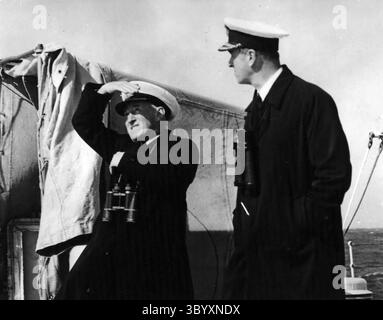 12 dicembre 1965 - fotografia ufficiale britannica (Admiralty) Crown Copyright riservato. Visita mediterranea del primo Signore del Mare. Il primo Lord del Mare (ammiraglio della flotta Sir Rhoderick McGrigor) e il Comandante in Capo Mediterraneo (ammiraglio Conte Mountbatten di Birmania) sul quarto ponte della H.M.S. Glasgow, ammiraglia della Mediterranean Fleet durante la visita ufficiale del primo Lord del Mare nel Mediterraneo. L'ammiraglio McGrigor sta osservando gli aerei che attaccano un bersaglio durante le esercitazioni al largo di Malta. (Immagine di credito: © Keystone Press Agency/ZUMA Press Wire) Foto Stock