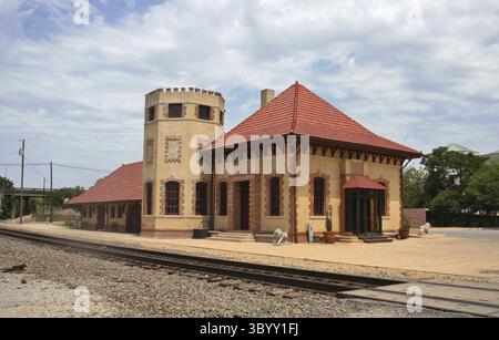 Storico deposito ferroviario a Waxahachie, Texas Cloudy Sky Foto Stock