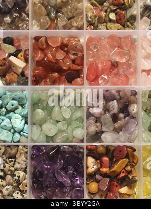 Contenitore di trucioli di pietra naturale per la realizzazione di gioielli da vicino Foto Stock