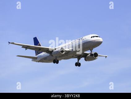 Los Angeles, USA - 30 maggio 2015: Un aereo della United Airlines atterra all'aeroporto internazionale di Los Angeles, Los Angeles, USA Foto Stock