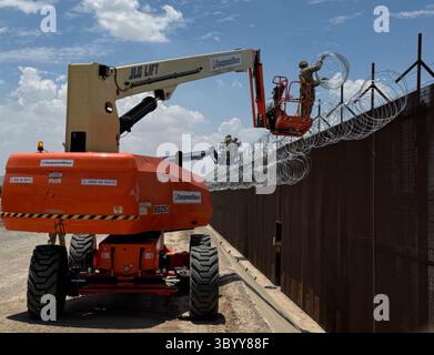 El Paso, Stati Uniti. 3 luglio 2025. I soldati dell'esercito degli Stati Uniti assegnati al 642nd Engineer Support Company, 41st Engineer Battalion, sotto Joint Task Force-Southern Border, installano filo a concertina lungo il muro di barriera del confine meridionale, il 3 luglio 2025 vicino a El Paso, Texas. I soldati sono stati inviati al confine dal presidente Trump a sostegno dell'agenzia statunitense per la dogana e la protezione delle frontiere. Credito: US Army/US Army Photo/Alamy Live News Foto Stock