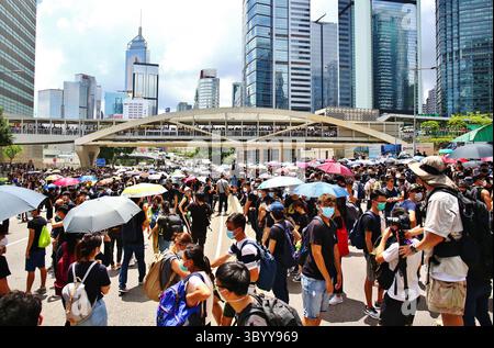 21 giugno 2019 - Hong Kong, Repubblica Popolare Cinese - Hong Kong, Cina - 21 giugno 2019. I manifestanti bloccano il quartier generale della polizia e chiedono il rilascio dei manifestanti arrestati durante una precedente manifestazione. I manifestanti chiedono anche che l'amministratore delegato Carrie Lam si dimetta. (Immagine di credito: © Gonzales/Gonzales foto tramite ZUMA Press) Foto Stock