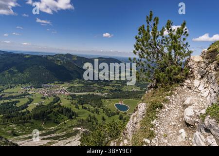 Arrampicandosi sulla Via Ferrata di Edelrid fino alla cima di Iseler nei pressi di Oberjoch Bad Hindelang nei monti Allgau Foto Stock