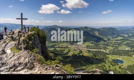 Arrampicandosi sulla Via Ferrata di Edelrid fino alla cima di Iseler nei pressi di Oberjoch Bad Hindelang nei monti Allgau Foto Stock