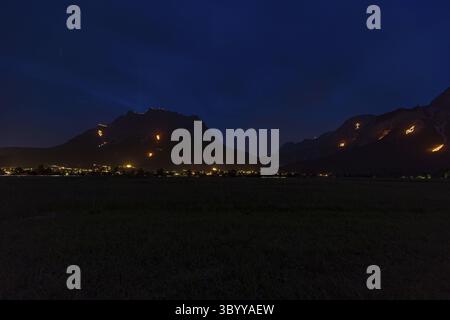 Falò tradizionali di montagna per il solstizio d'estate nella Tiroler Zugspitz Arena intorno al bacino di Ehrwald Lermoos Biberwier Foto Stock