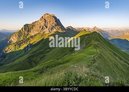 Bella escursione al tramonto dalla cima in montagna mentre escursioni a Vorarlberg, Austria Foto Stock