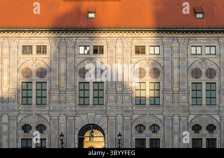 Dettaglio architettonico della Residenz nel centro di Monaco, Germania, ex palazzo reale dei monasteri Wittelsbach di Baviera Foto Stock