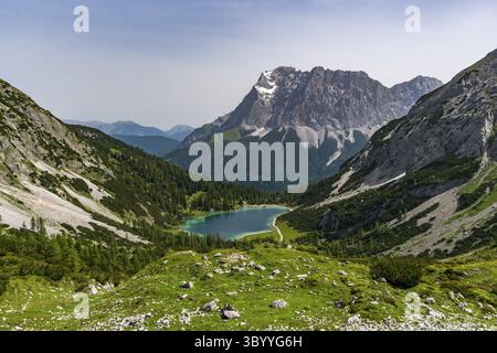 Tour in montagna al Vorderer Drachenkopf nelle montagne Mieminger vicino a Ehrwald nella Tiroler Zugspitz Arena Foto Stock