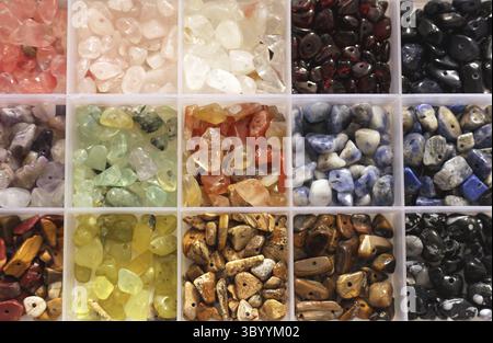 Contenitore di trucioli di pietra naturale per la realizzazione di gioielli da vicino Foto Stock