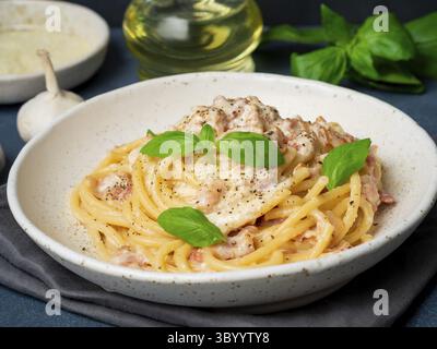 Pasta alla carbonara, spaghetti con pancetta, uova, parmigiano e salsa alla panna. Cucina tradizionale italiana. Vista laterale, primo piano Foto Stock
