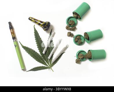 Germogli Marijuana legali e fiori di canapa CBD con foglia verde Foto Stock