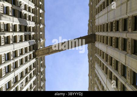 Chicago, Stati Uniti - 24 maggio 2014: Passaggio pedonale che collega le torri del Wrigley Building nel centro città visto dal basso, Chicago, Stati Uniti Foto Stock