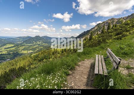 Arrampicandosi sulla Via Ferrata di Edelrid fino alla cima di Iseler nei pressi di Oberjoch Bad Hindelang nei monti Allgau Foto Stock