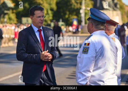 Bucarest, Romania. 20 luglio 2025: Ionut Mosteanu (L), ministro della difesa rumeno, partecipa alla celebrazione della giornata rumena dell'aviazione e dell'aeronautica, a Bucarest. Crediti: Lucian Alecu/Alamy Live News Foto Stock