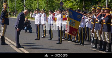 Bucarest, Romania. 20 luglio 2025: Ilie Bolojan, primo Ministro della Romania, saluta le guardie d'onore alla celebrazione della giornata rumena dell'aviazione e dell'aeronautica, a Bucarest. Crediti: Lucian Alecu/Alamy Live News Foto Stock