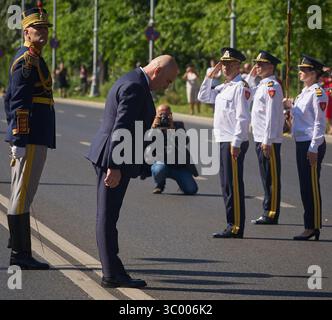 Bucarest, Romania. 20 luglio 2025: Ilie Bolojan, primo Ministro della Romania, saluta le guardie d'onore alla celebrazione della giornata rumena dell'aviazione e dell'aeronautica, a Bucarest. Crediti: Lucian Alecu/Alamy Live News Foto Stock