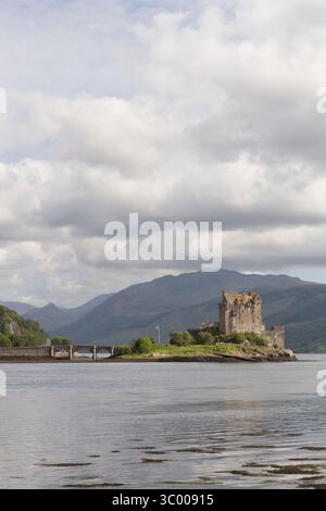 Una vista del castello di Eilean Donan sulla costa occidentale della Scozia, guardando verso Loch Duich e le montagne oltre Foto Stock
