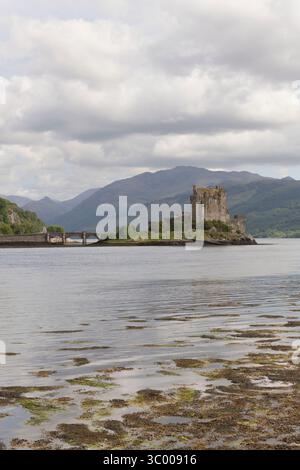 Guardando da Dornie attraverso Loch Long fino al Castello di Eilean Donan con Sgurr Mhic Bharraich in lontananza Foto Stock