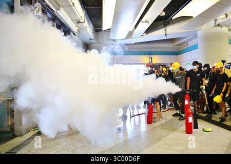 27 luglio 2019, Hong Kong, Repubblica Popolare Cinese: Hong Kong, Cina - 27 luglio 2019. La dimostrazione di massa non autorizzata reclama la violenza di Yuen Long quando la polizia ha dispiegato gas lacrimogeni e proiettili di gomma per disperdere la demo alla stazione MTR di Yuen Long. (Immagine di credito: © Gonzales/Gonzales foto tramite ZUMA Press) Foto Stock