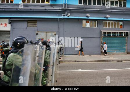 27 luglio 2019, Hong Kong, Repubblica Popolare Cinese: Hong Kong, Cina - 27 luglio 2019. La dimostrazione di massa non autorizzata reclama la violenza di Yuen Long quando la polizia ha dispiegato gas lacrimogeni e proiettili di gomma per disperdere la demo alla stazione MTR di Yuen Long. (Immagine di credito: © Gonzales/Gonzales foto tramite ZUMA Press) Foto Stock