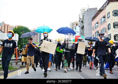 27 luglio 2019, Hong Kong, Repubblica Popolare Cinese: Hong Kong, Cina - 27 luglio 2019. La dimostrazione di massa non autorizzata reclama la violenza di Yuen Long quando la polizia ha dispiegato gas lacrimogeni e proiettili di gomma per disperdere la demo alla stazione MTR di Yuen Long. (Immagine di credito: © Gonzales/Gonzales foto tramite ZUMA Press) Foto Stock