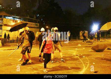 27 luglio 2019, Hong Kong, Repubblica Popolare Cinese: Hong Kong, Cina - 27 luglio 2019. La dimostrazione di massa non autorizzata reclama la violenza di Yuen Long quando la polizia ha dispiegato gas lacrimogeni e proiettili di gomma per disperdere la demo alla stazione MTR di Yuen Long. (Immagine di credito: © Gonzales/Gonzales foto tramite ZUMA Press) Foto Stock