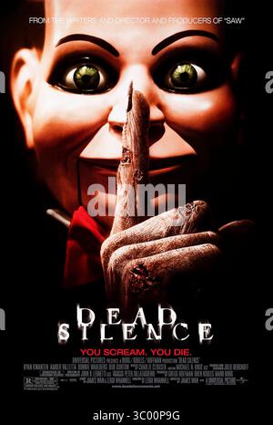 Dead Silence (2007), diretto da James Wan e interpretato da Ryan Kwanten, Amber Valletta e Donnie Wahlberg. Un vedovo in lutto scopre una leggenda letale che circonda un ventriloquo assassinato il cui fantasma ritorna attraverso le sue bambole per vendicarsi. Fotografia di un poster originale del 2007 USA a un foglio SOLO PER USO EDITORIALE. Crediti: BFA / Universal Pictures Foto Stock