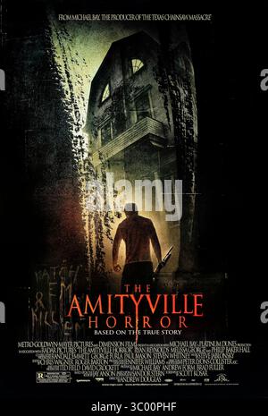 The Amityville Horror (2005) diretto da Andrew Douglas e interpretato da Ryan Reynolds, Melissa George e Jesse James. Una famiglia si trasferisce in una nuova casa ignara della sua storia violenta, per poi essere tormentata da terrificanti forze soprannaturali in questo remake del classico horror del 1979. Fotografia di un poster originale del 2005 USA a un foglio SOLO PER USO EDITORIALE. Credito: BFA / Metro-Goldwyn-Mayer Foto Stock