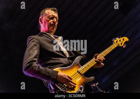 21 maggio 2022, Danimarca, Copenaghen: Copenaghen, Danimarca. 21 maggio 2022 la rock band scozzese Simple Minds esegue un concerto dal vivo al KB Hallen di Frederiksberg, Copenhagen. Qui il bassista Ged Grimes è visto dal vivo sul palco., Credit:Erling Brodersen / ZUMA Press (Credit Image: © Erling Brodersen/Gonzales Photo via ZUMA Press) Foto Stock