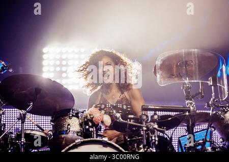 21 maggio 2022, Danimarca, Copenaghen: Copenaghen, Danimarca. 21 maggio 2022. La rock band scozzese Simple Minds esegue un concerto dal vivo al KB Hallen di Frederiksberg, Copenaghen. Qui la batterista Cherisse Osei è vista dal vivo sul palco., Credit:Thomas Rungstrom / ZUMA Press (Credit Image: © Thomas Rungstrom/Gonzales Photo via ZUMA Press) Foto Stock