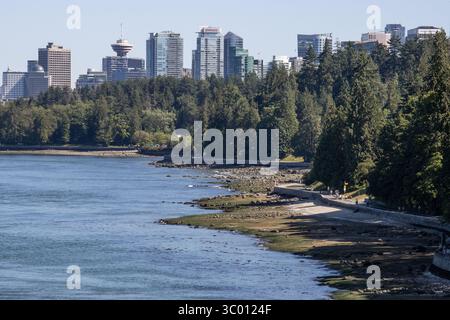 Stanley Park Seawall e il centro di Vancouver Foto Stock