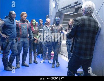 Guardiani della Galassia Vol. 3 (2023) Chris Pratt nel ruolo di Peter Quill / Star-Lord Zoe Saldaña nel ruolo di Gamora Karen Gillan nel ruolo di Nebula Pom Klementieff nel ruolo di Mantis Dave Bautista nel ruolo di Drax il Distruttore James Gunn [regista] Sean Gunn nel ruolo di Kraglin / Young Rocket *Filmstill - solo uso editoriale* Vedi istruzioni speciali. Immagine CAP/TFS fornita da Capital Pictures Foto Stock