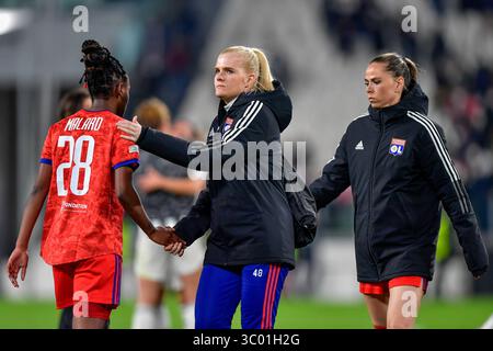23 marzo 2022, Italia, Torino: Torino, Italia. 23 marzo 2022. Emma Holmgren (40) e Melvine Malard (28) dell'Olympique Lyon visti dopo la partita di UEFA womenÂ Champions League tra Juventus e Olympique Lyon allo Juventus Stadium di Torino., Credit:Tommaso Fimiano / ZUMA Press (Credit Image: © Tommaso Fimiano/Gonzales Photo via ZUMA Press) Foto Stock