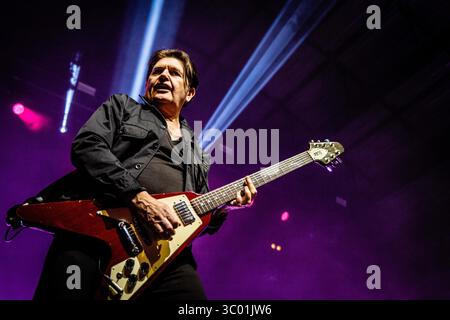 21 maggio 2022, Danimarca, Copenaghen: Copenaghen, Danimarca. 21 maggio 2022 la rock band scozzese Simple Minds esegue un concerto dal vivo al KB Hallen di Frederiksberg, Copenhagen. Qui il chitarrista Charlie Burchill è visto dal vivo sul palco., Credit:Erling Brodersen / ZUMA Press (Credit Image: © Erling Brodersen/Gonzales Photo via ZUMA Press) Foto Stock