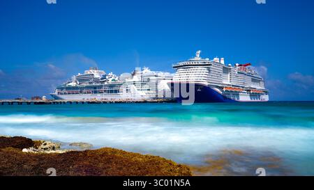 Molo delle navi da crociera in Costa Maya, Messico. Vista dall'El Faro Seafood Restaurant. Foto Stock