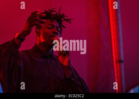 11 agosto 2018 - Copenaghen, Danimarca - Danimarca, Copenaghen - 11 agosto 2018. Il cantante, cantautore e musicista americano Moses Sumney esegue un concerto dal vivo durante il festival musicale danese Haven Festival 2018 a Copenaghen. (Credito fotografico: Gonzales Photo - Thomas Rasmussen) (credito immagine: © Thomas Rasmussen/Gonzales Photo via ZUMA Press) Foto Stock