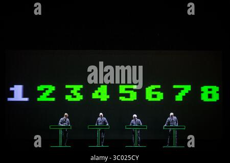 11 agosto 2018 - Copenaghen, Danimarca - Danimarca, Copenaghen - 11 agosto 2018. Il leggendario gruppo tedesco di musica elettronica Kraftwerk esegue un concerto dal vivo durante il festival di musica danese Haven Festival 2018 a Copenaghen. Kraftwerk è considerato pioniere nella scena della musica elettronica. (Immagine di credito: © Gonzales/Gonzales foto tramite ZUMA Press) Foto Stock
