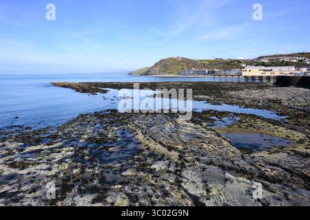 Aberystwyth, Galles, Regno Unito - 26 marzo 2025; piattaforma Rock intorno al molo sul lungomare di Aberystwyth in Galles Foto Stock