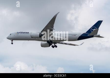L'Airbus A350 della Lufthansa si prepara all'atterraggio all'aeroporto internazionale o'Hare di Chicago. Foto Stock