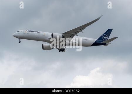 L'Airbus A350 della Lufthansa si prepara all'atterraggio all'aeroporto internazionale o'Hare di Chicago. Foto Stock