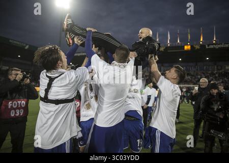 5 maggio 2017 - Farum, Inghilterra, Danimarca - Danimarca, Farum, 5 maggio 2017. Il giocatore del Copenhagen rende omaggio al manager Staale Solbakken e al dodicesimo titolo danese del Copenhagen dopo un pareggio nel 1-1 contro il Nordsjealland a destra del Dream Park a Farum (immagine di credito: © Samy Khabthani/Gonzales foto via ZUMA Press) Foto Stock