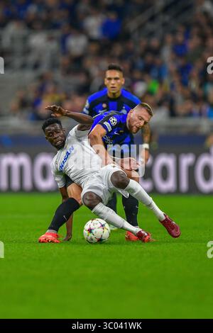 26 ottobre 2022, Italia, Milano: Milano, Italia. 26 ottobre 2022. Milan Skriniar (37) di Inter e Modou Birame N'Diaye (99) di Viktoria Plzen visto durante la partita di UEFA Champions League tra Inter e Viktoria Plzen a Giuseppe Meazza a Milano., Credit:Tommaso Fimiano / ZUMA Press (immagine di credito: © Tommaso Fimiano/Gonzales foto via ZUMA Press) Foto Stock