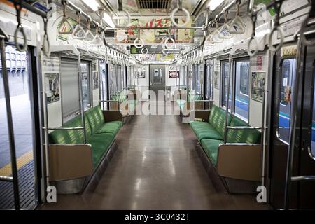 18 luglio 2011, Giappone: Tokyo, Giappone - 18 luglio 2011. Un treno della metropolitana vuoto a Tokyo., credito: Mathias Bojesen / Gonzales Photo / ZUMA Press (immagine di credito: © Mathias Bojesen / Gonzales/Gonzales Photo via ZUMA Press) Foto Stock