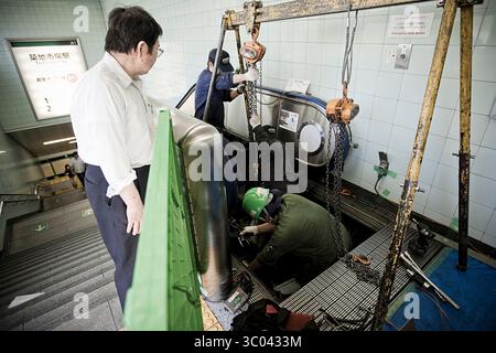 18 luglio 2011, Giappone: Tokyo, Giappone - 18 luglio 2011. I lavoratori edili stanno riparando la scala mobile alla stazione della metropolitana di Tokyo., credito: Mathias Bojesen / Gonzales Photo / ZUMA Press (immagine di credito: © Mathias Bojesen / Gonzales/Gonzales Photo via ZUMA Press) Foto Stock