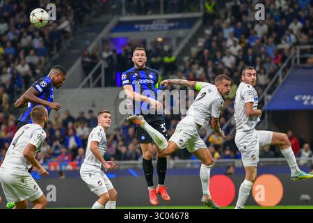 26 ottobre 2022, Italia, Milano: Milano, Italia. 26 ottobre 2022. Milan Skriniar (37) di Inter e Lukas Hejda (2) di Viktoria Plzen visto durante la partita di UEFA Champions League tra Inter e Viktoria Plzen a Giuseppe Meazza a Milano., Credit:Tommaso Fimiano / ZUMA Press (Credit Image: © Tommaso Fimiano/Gonzales Photo via ZUMA Press) Foto Stock