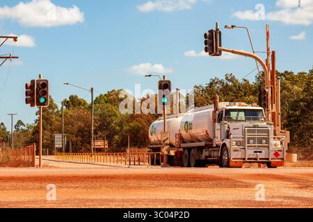 i semafori delle autocisterne del combustibile percorrono la strada principale di weipa fino alla fermata di weipa per i camion da miniera la strada del mapoon i semafori del ladhu i cancelli del braccio funzionano Foto Stock