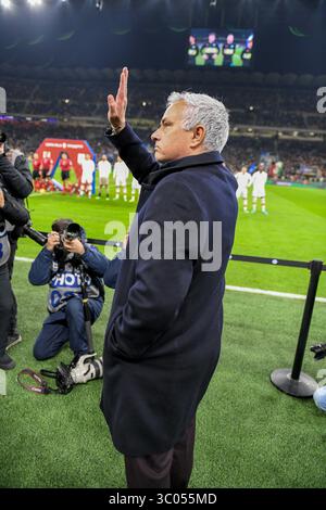 8 febbraio 2022, Italia, Milano: Milano, Italia. 8 febbraio 2022. Il manager Jose Mourinho della Roma ha visto la partita di Coppa Italia tra Inter e Roma a Giuseppe Meazza a Milano., Credit:Tommaso Fimiano / ZUMA Press (Credit Image: © Tommaso Fimiano/Gonzales Photo via ZUMA Press) Foto Stock