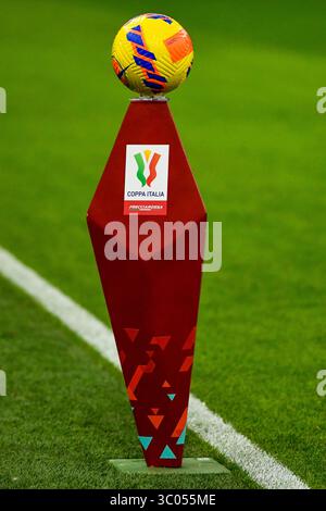 8 febbraio 2022, Italia, Milano: Milano, Italia. 8 febbraio 2022. Il pallone Nike è pronto per la partita di Coppa Italia tra Inter e Roma a Giuseppe Meazza a Milano., Credit:Tommaso Fimiano / ZUMA Press (Credit Image: © Tommaso Fimiano/Gonzales Photo via ZUMA Press) Foto Stock
