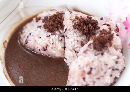 Il puto maya o riso appiccicoso ricoperto di zucchero muscovado in cioccolata calda è una colazione popolare a Cebu, Filippine Foto Stock